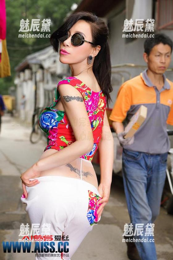 美图与紧急维修的完美邂逅，爱丝的作品让人心跳加速