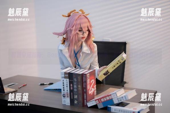 制服穿搭指南：Bangni邦尼今天更新作品，职场小白逆袭计划！