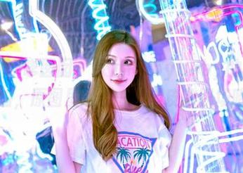 Feilin嗲囡囡 – 欣欣Rubybaby的职业装私拍，原图里透着一丝俏皮的职场暗示！