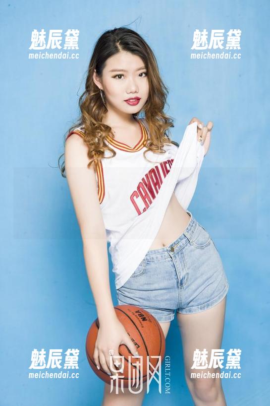 GIRLT果团网-little贝壳喵 GIRLT果团网 - 在无圣光的光影中,little贝壳喵的红裙美图像是怎么回事?有点想进入那个梦幻世界。