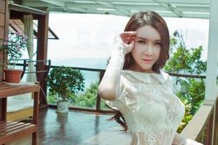 GIRLT果团网 – 这套图里的莫雅淇和连衣裙简直在开个时尚大会,而我就是观众,吃瓜中!