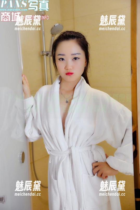 PANS写真-梦楠 PANS写真 - 梦楠的泳池时光:从原图到图集,水花飞溅的美好瞬间。