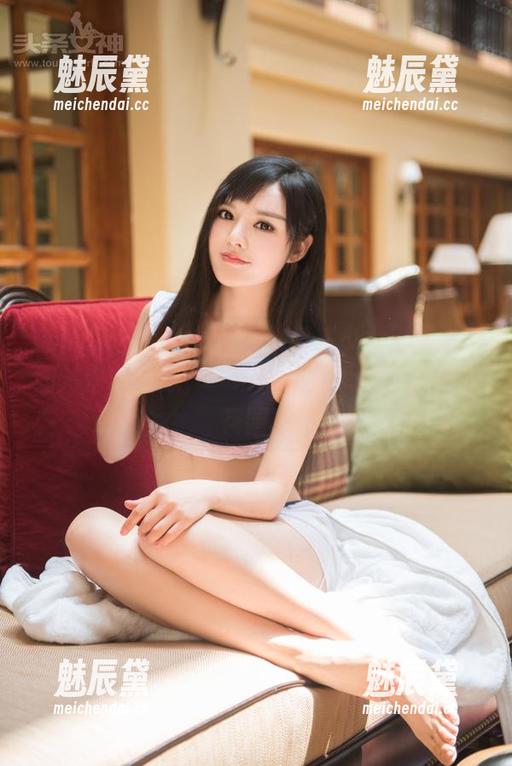 TouTiao头条女神 - 草帽美少女王紫琳：图片中的气息，一瞬间让我想起了缤纷的花园。