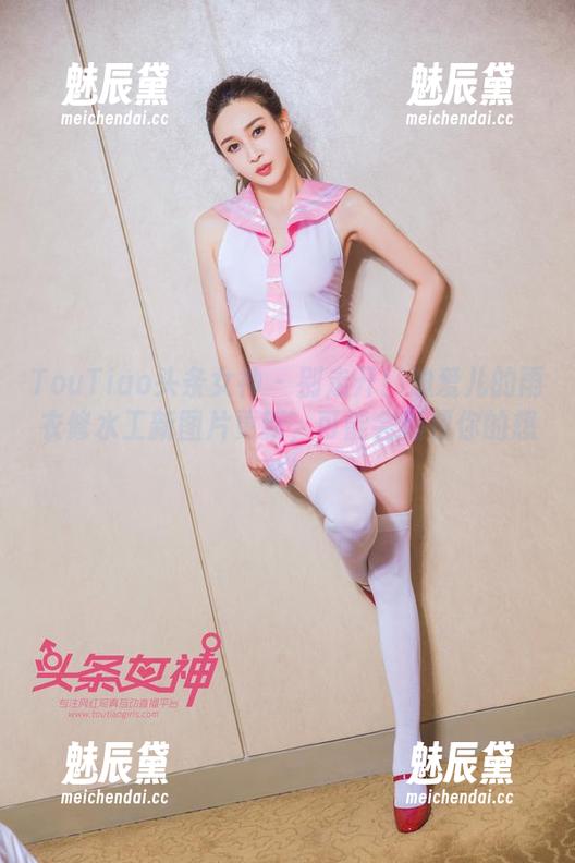 TouTiao头条女神 - 别走开！迪爱儿的雨衣修水工新图片更新，可能会颠覆你的想象！
