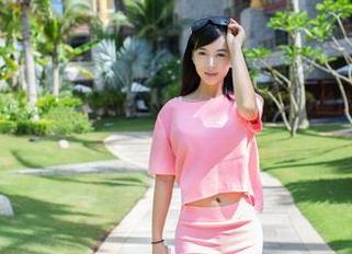TuiGirl推女郎 – 夏天来了，小九九又来更新肉丝作品了，真想知道她到底是怎么做到的，衣服都快不见了！