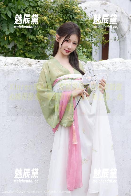 Xiuren秀人网 - 定制周周不吃香菜的甜心瞬间图集，保证你看完后嘴角上扬、心情大好！