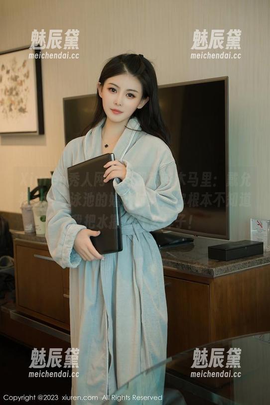 Xiuren秀人网 - 图册旋转木马里：戴允祺zoe与泳池的嬉戏时光，你根本不知道我把水撒成什么样子！