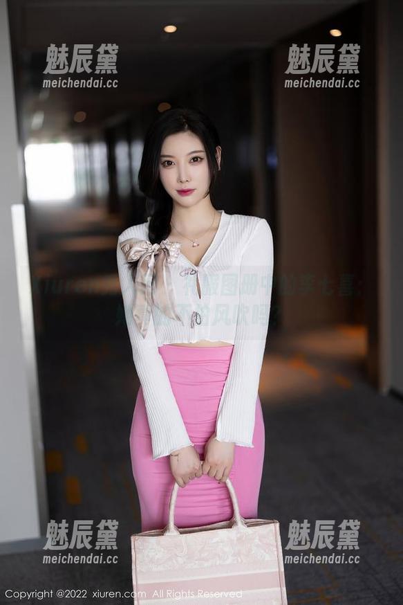 Xiuren秀人网 - 礼服图册中的李七喜：她真的不怕风吹吗？