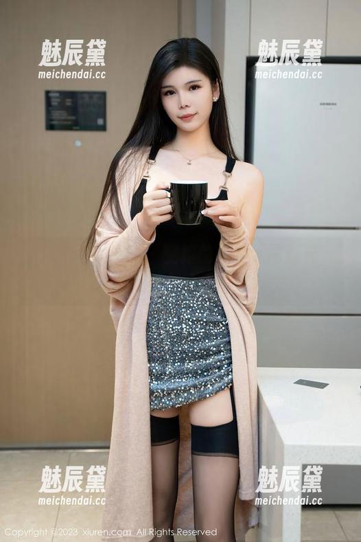 Xiuren秀人网 - 空姐的魅力无需灯光，杨幂幂美图中的无圣光自信