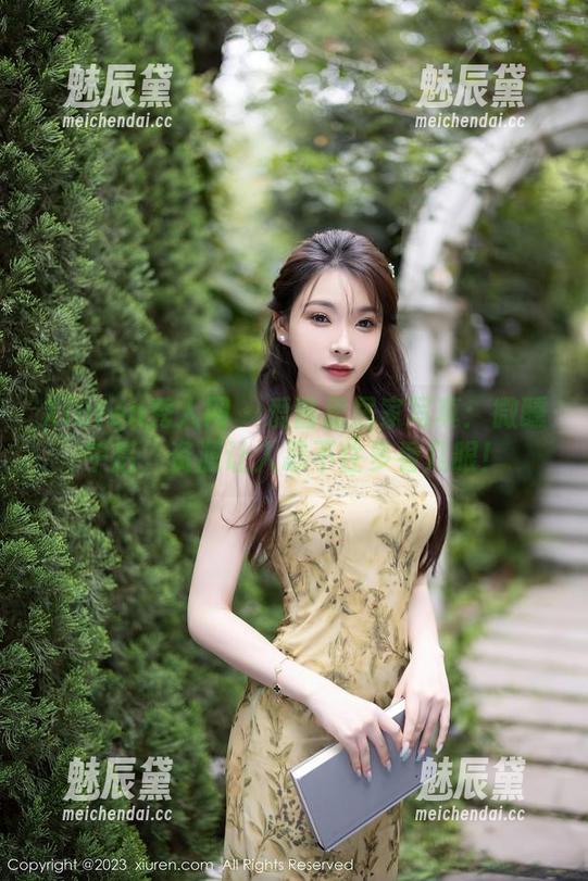 Xiuren秀人网 - 爱酱里居家写真：微醺午后，资源让人忍不住多看几眼！