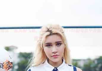 YouWu尤物馆 – 夏天的气息，从孟狐狸FoxYini的写真中扑面而来，真想跳进去一起玩水！