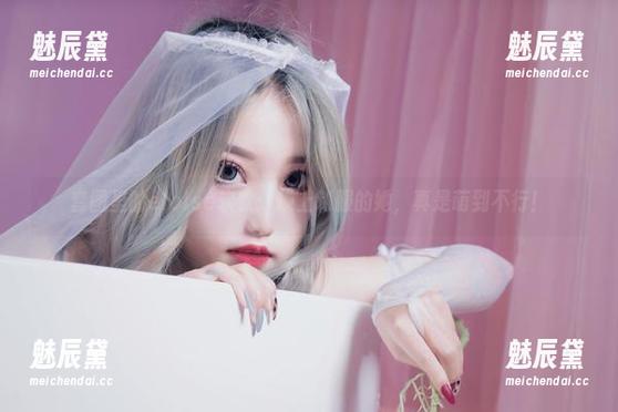 套图里的eloise软软：换上制服的她，真是萌到不行！