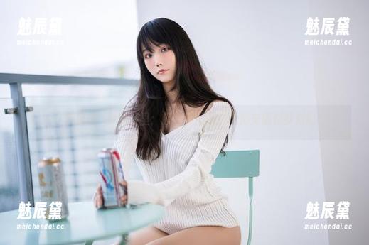 一智智在㭴野泳装里：原图和图册，光影交错似梦似幻