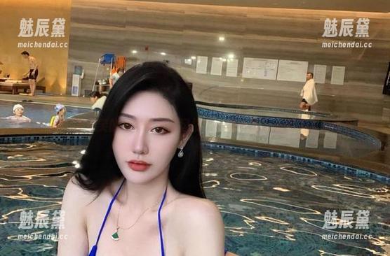 微密圈 - 不爱笑的赛琳的居家风情：一场不期而遇的美丽套图合集
