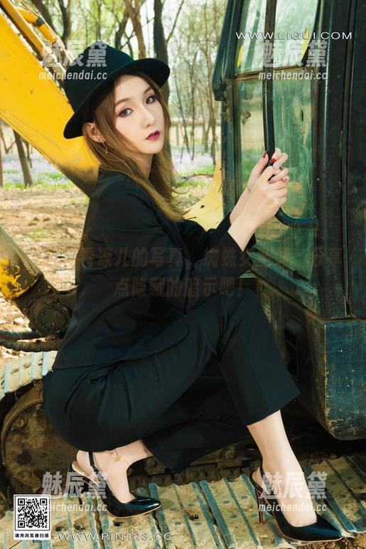 丽柜-凉儿 丽柜 - 看凉儿的写真,蜘蛛女坠落,分享点隐藏的暗示吧!