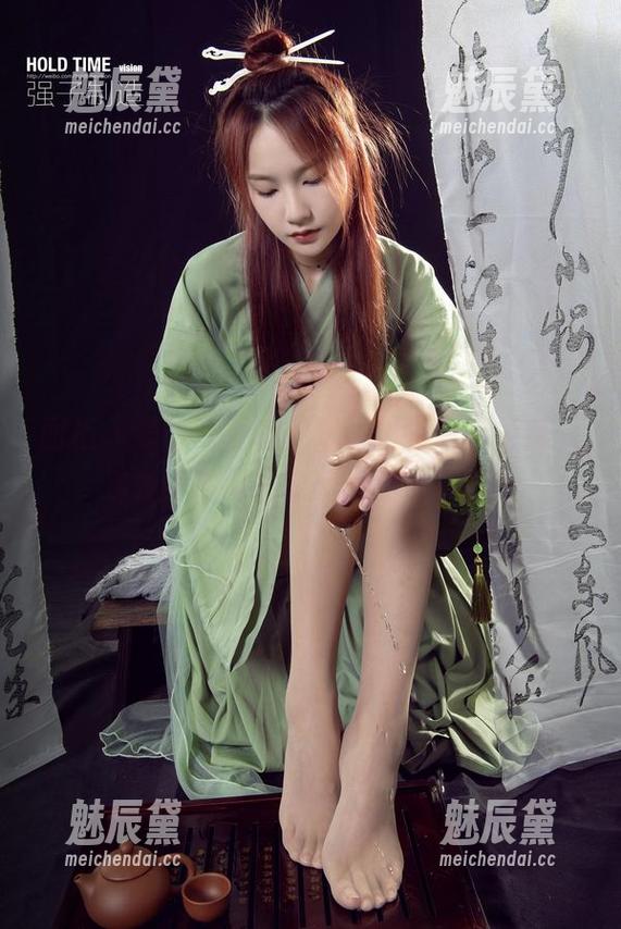 丽柜-黄芬 丽柜 - 黄芬与红裙的魔力:新写真更新,准备好被闪耀的裙摆迷住了吗?