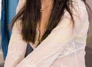 克拉女神 – 菁菁的浴缸写真:水波摇曳间,似乎有故事在轻声细语