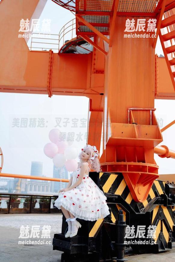 美图精选：叉子宝宝穿泳装，难道她真的要跟水母较劲？