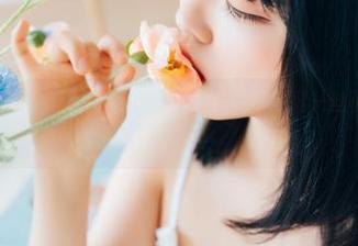 VOL.76的宋哈娜，原图中的光影交错，透露着一丝不经意的撩人气息。