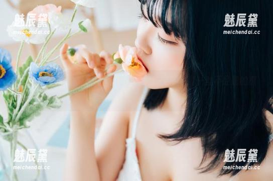 VOL.76的宋哈娜，原图中的光影交错，透露着一丝不经意的撩人气息。