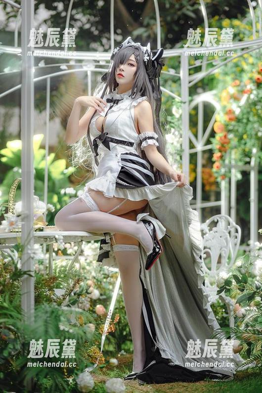 在宫本桜的温柔写真中，竟然撇不掉那种淡淡的忧伤。