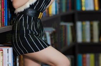 图库里的甜蜜幻想：小仓千代w最新制服穿搭，忍不住想多瞧几眼！