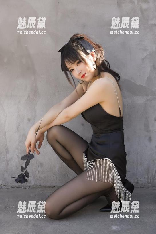 让你眼前一亮的小女巫露娜连衣裙写真：难道真的是魔法？