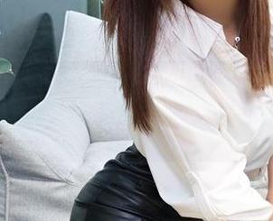 大胆亮相！小女巫露娜的牛仔小裤裤美图合集，准备好迎接你的惊艳了吗？