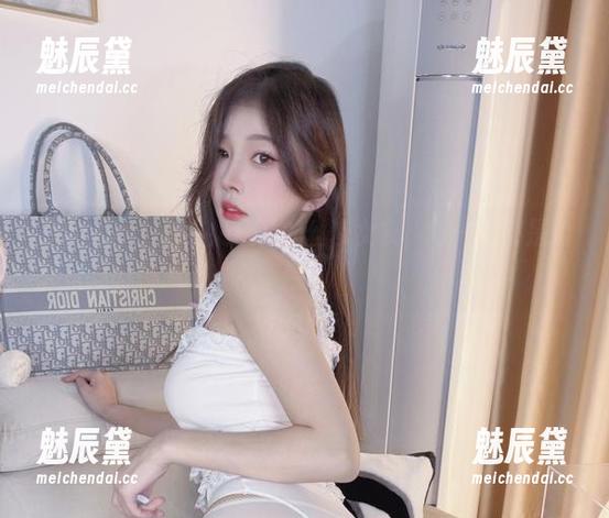 最新写真：小小奶瓶儿的丝带女友，每一帧都是诱惑！