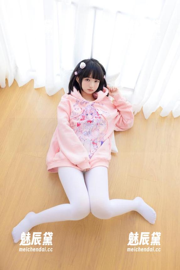少女秩序的沙发过膝黑丝图包，似乎让人想起了那些淡淡的青春记忆…