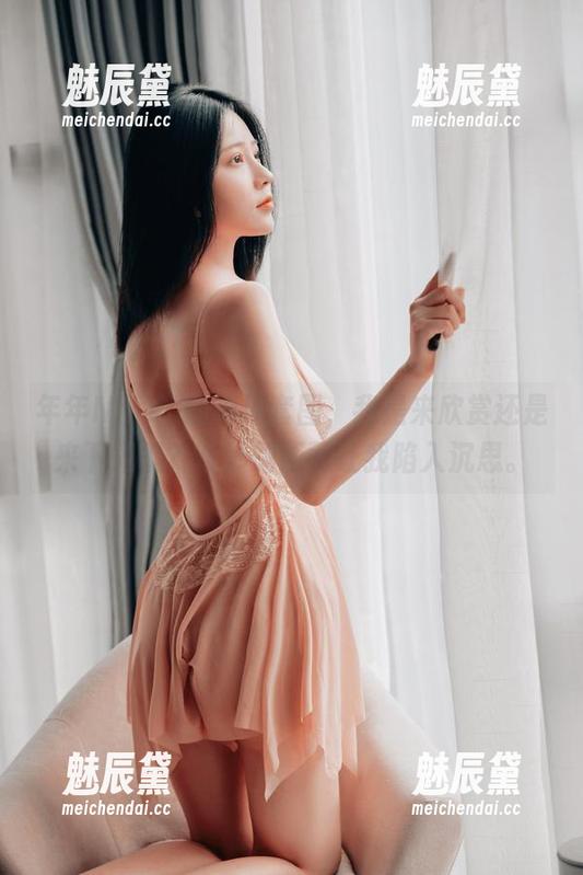 年年Nnian的棉袜套图，我是来欣赏还是来下载呢？奇妙的画面让我陷入沉思。