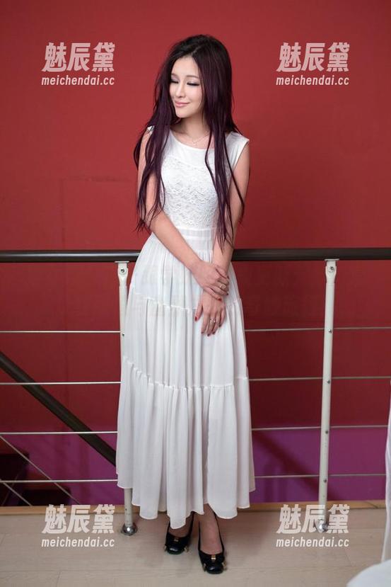 推女郎 - 沙子跟学妹的图集更新：惊！漫步在颜值与幽默之间的奇妙旅行！