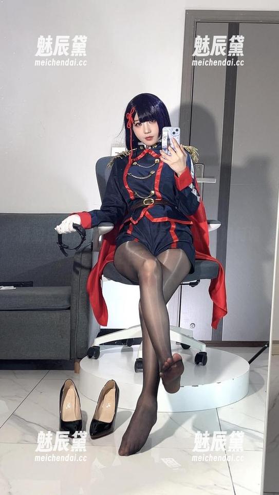 青蛇自拍原图，快来看看无影喵喵如何调皮自信！