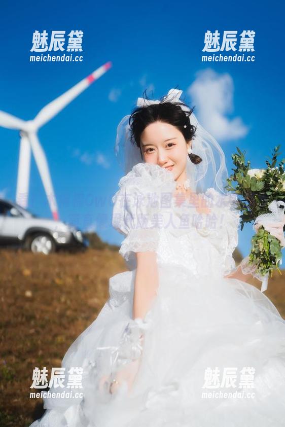 看！木棉棉OwO在泳池图集里的水中漫步，简直像现代版美人鱼哈哈！