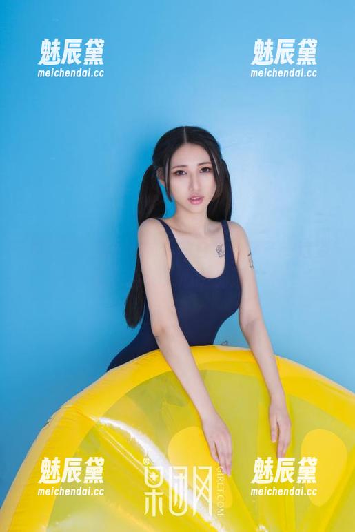 果团网-蜜桃Q妹儿 果团网 - 蜜桃Q妹儿的白色分享——这姿态简直让人心跳加速!