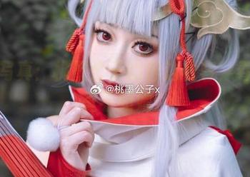 精选写真：桃墨公子的窗边妆容，春风十里不如她！