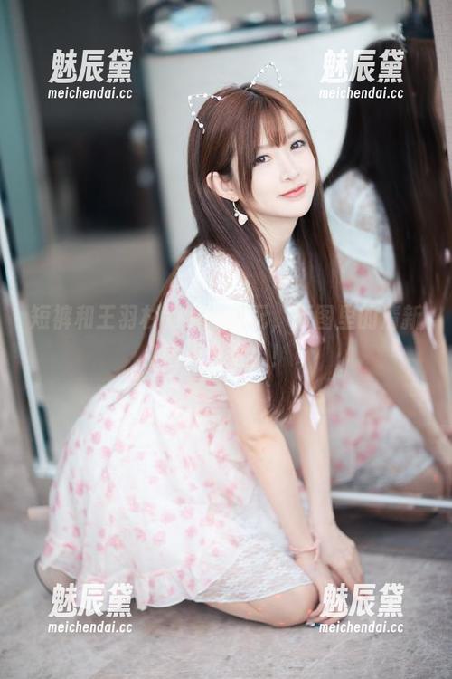 短裤和王羽杉的绝妙搭配，原图里的清新气息太诱人！
