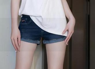 微密圈 – 觉得今天无聊?来看看白龙猫女的在线写真,蟒蛇丝袜给你点惊喜!