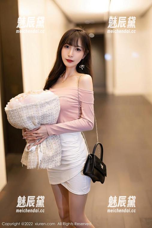 秀人网 - 最新图册：在FoxYini孟狐狸的白衬衫里，究竟藏着多少故事，简直让人忍不住想要探究。