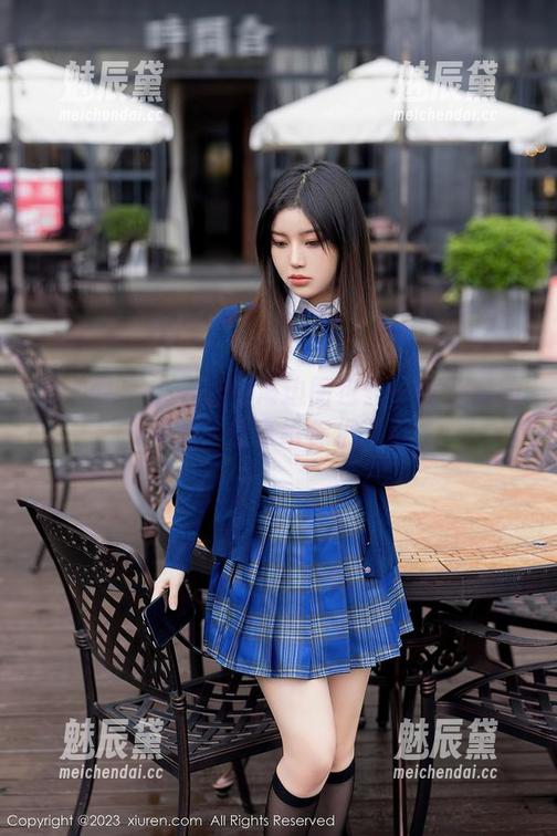 秀人网-伊思思 秀人网 - 伊思思的海边图包:一波色彩的冲击,分享给你们了!