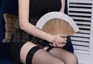 秀人网 – 泳池中的月夕Lily：私拍真是个魔术，带我进入了梦幻般的水世界。