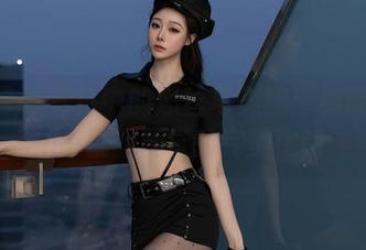 秀人网 – 写真中的黑丝与美腿：杨晨晨Yome征服视觉的完美比喻