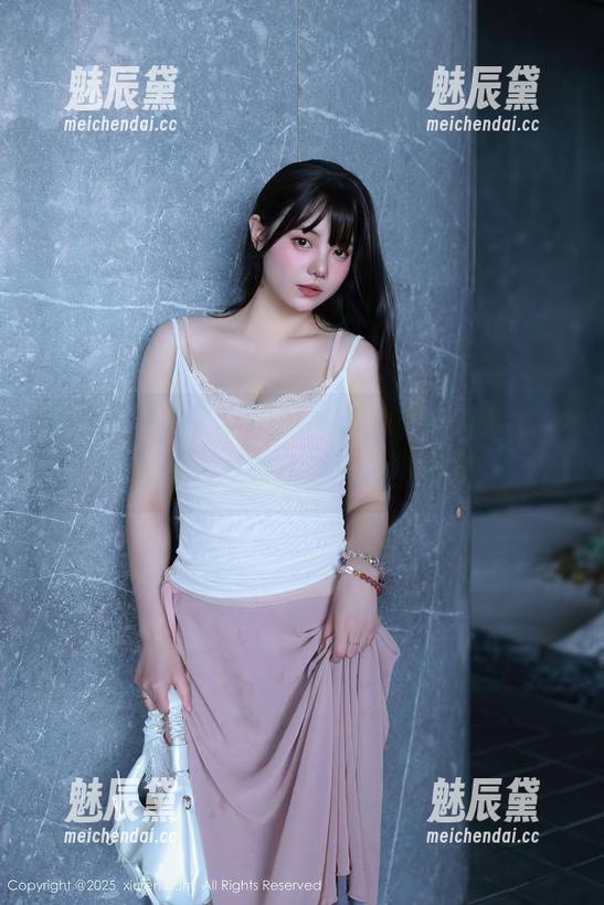 秀人网 - 菲儿beauty的福利少女作品，仿佛在低声细语，快来偷看吧！