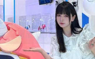 看！秋山AkI的清纯照片像不像刚从校园溜出来的乖乖女？