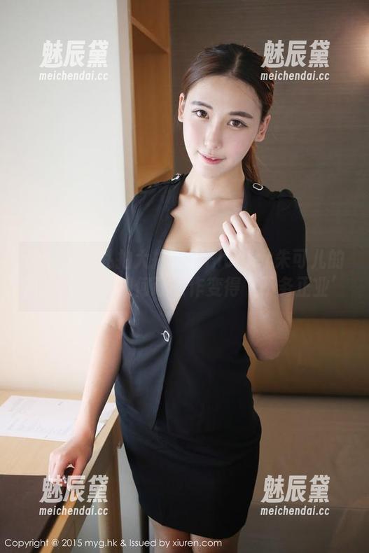 美媛馆-Flower朱可儿 美媛馆 - 私拍大揭秘:Flower朱可儿的黑丝眼镜OL如何让工作变得‘不务正业’