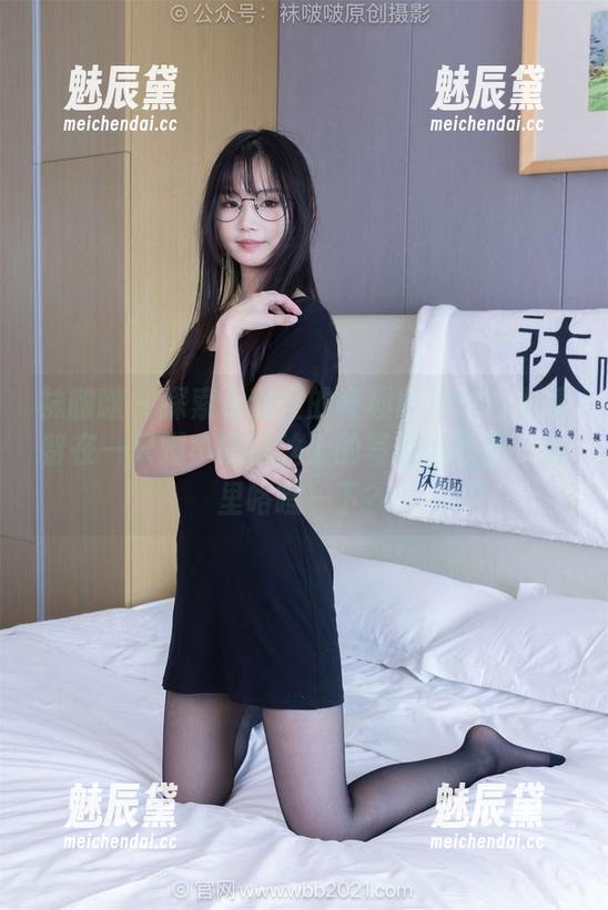 袜啵啵-小甜豆 袜啵啵 - 探索小甜豆的奇趣世界:让人停留在一只脚小腿白丝上的写真集原图,心里咯噔一下?