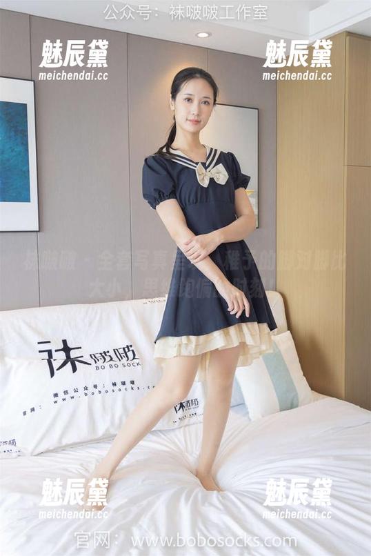 袜啵啵-稚予 袜啵啵 - 全套写真呈现:稚予的脚对脚比大小,思维跑偏的时刻!