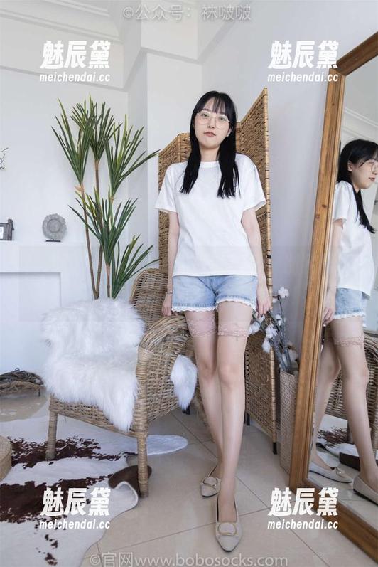 袜啵啵 - 糯米女孩的写真作品，别犹豫，下载吧，满满的少女气息啊！