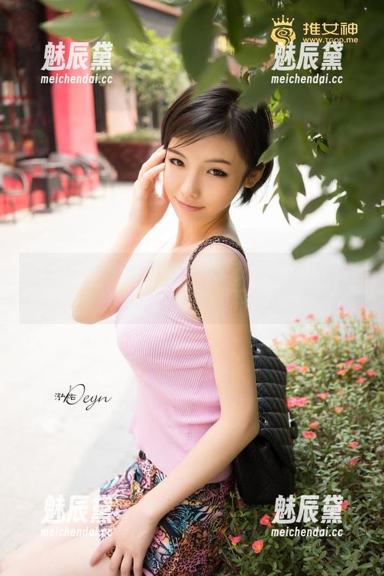 青豆客 - 想看谭晓彤在睡衣里是怎样的女神？这套图必须下载！