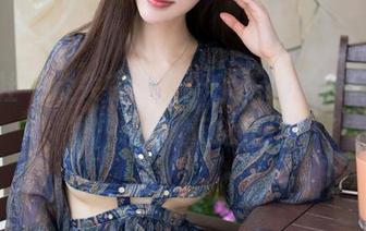 魅妍社 – 迷失在谢芷馨Sindy的灰丝美图里,瞬间心动的感觉